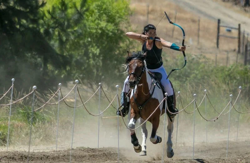 Спортивная страховка для конной стрельбы из лука