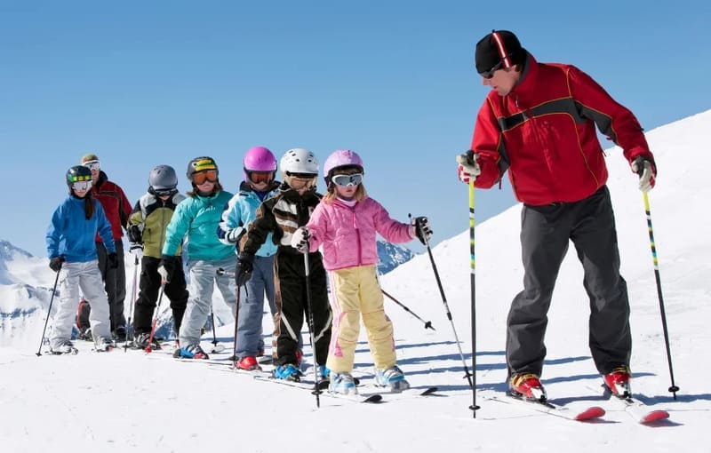 Со скольких лет ставить ребенка на горные лыжи